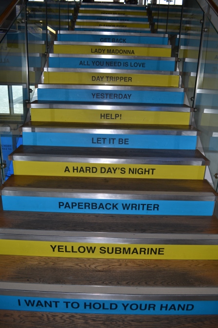 Escada que dá para a lojinha dos Beatles.