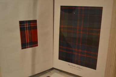 Livro com todos os padrões por família, no Museu Nacional da Escócia.