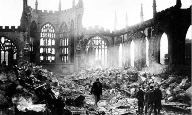 A Catedral, logo após os bombardeios.
