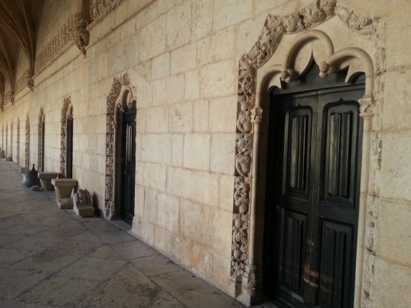 Confessionários onde os monges atendiam.