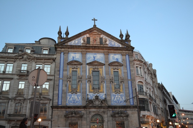 Igreja decorada com azuleijos.